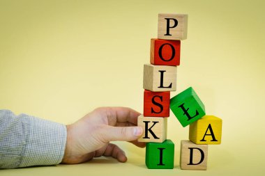 Polski reklamı, Lehçe dili, Kavram, Polonya 'da böceksiz ekonomi programı, devlet maliyesi reformu gibi yazılı bloklardan oluşan çökmekte olan bir kuleden tahta bir unsur çıkaran bir el. 