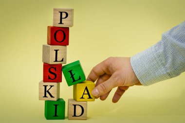 Polski reklamı, Lehçe dili, Kavram, Polonya 'da böceksiz ekonomi programı, devlet maliyesi reformu gibi yazılı bloklardan oluşan çökmekte olan bir kuleden tahta bir unsur çıkaran bir el. 