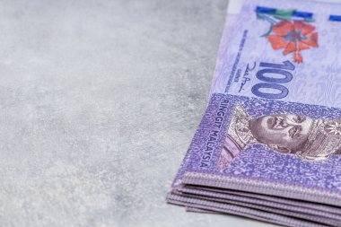 Malezya 'nın Büyük Para Dosyası, Yüzlerce Halka Banknotlar, Ekonomik ve İş Konsepti, metin için arkaplan 