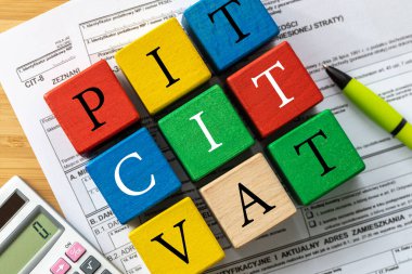 Polonya Vergi Dairesi için KDV, CIT ve PIT, Konsept, Vergi ödemeleri yazılı renkli tahta bloklar 