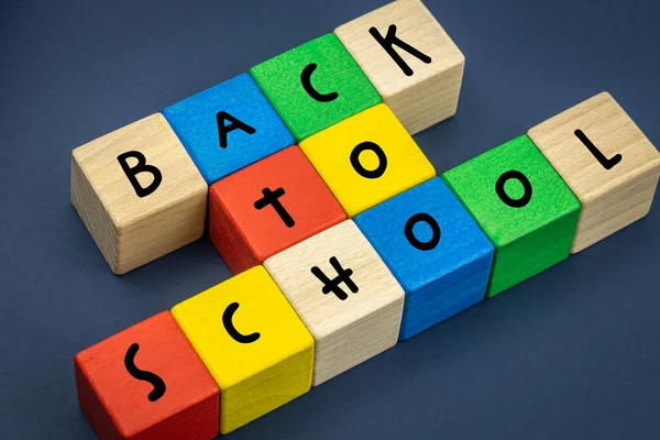 Kolorowe Drewniane Klocki Dla Dzieci Rozmieszczone Słowie Powrót Szkoły Koncepcja — Zdjęcie stockowe
