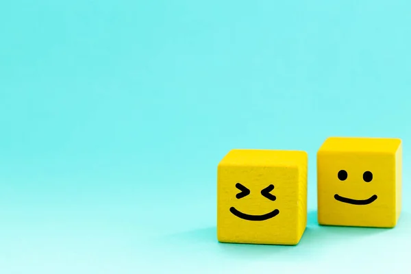 Pozitif Düşünce Kavram Iki Sarı Tuğla Boyaması Gülücükler Pastel Mavisi — Stok fotoğraf
