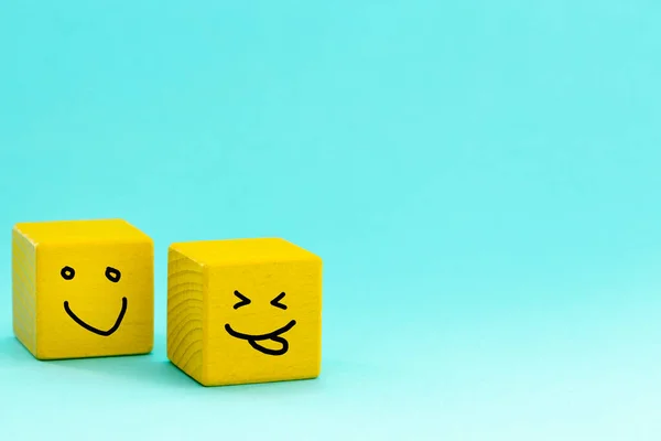 Positieve Instelling Concept Twee Gele Bakstenen Met Handgeschilderde Glimlachen Pastelblauwe — Stockfoto