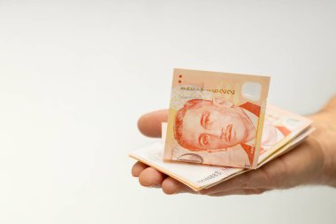 Singapur doları uzanmış bir el üzerinde yatıyor, beyaza izole edilmiş, yazı yeri, iş ekonomisi konsepti 