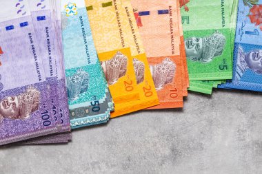Malezya parası masaya yayıldı, tüm halka banknotlar, konsept, iş ekonomisi 