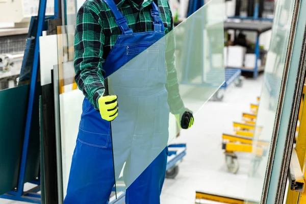 Glazer Draagt Een Ruit Zijn Handen Glasfabriek — Stockfoto