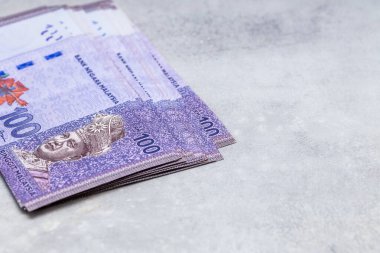 Malezya 'nın Büyük Para Dosyası, Yüzlerce Halka Banknotlar, Ekonomik ve İş Konsepti, metin için arkaplan 