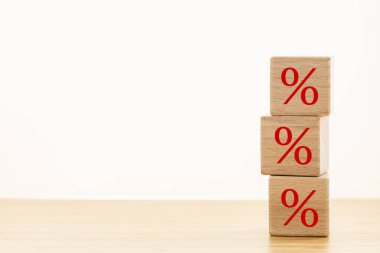 Bir sütunda yüzde işareti olan tahta bloklar. Yatırım büyümesi kavramı 