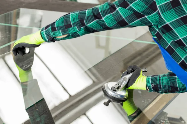 Especialista Uma Empresa Vidro Remove Grande Painel Vidro Mesa Usando — Fotografia de Stock
