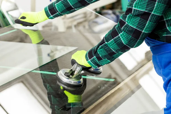 Ein Spezialist Einem Glasunternehmen Entfernt Eine Große Glasscheibe Vom Tisch — Stockfoto