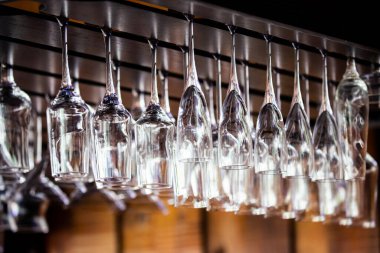 Restoranın tavanından sarkan çok sayıda parlak bardak. 