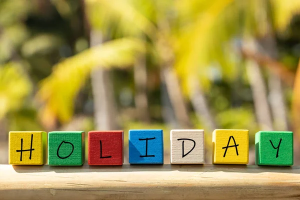 熱帯のヤシの木 観光コンセプト 暖かく友好的な国の休息を背景に休日という言葉で着色されたブロック — ストック写真