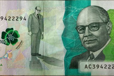 Kolombiya 'dan 100 peso banknot, en yüksek değer, en ters değer.