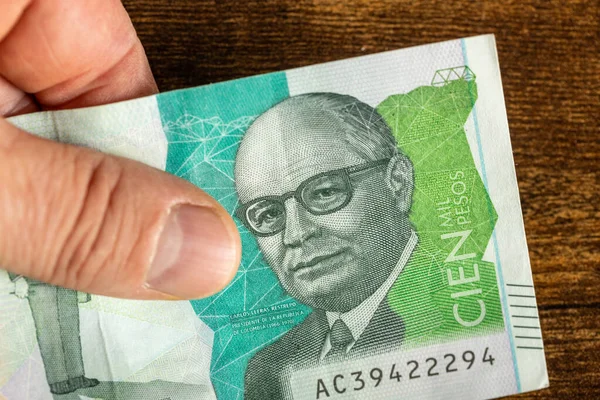 Kolombiya 100 pesosu, elde tutulan, en yüksek değer.