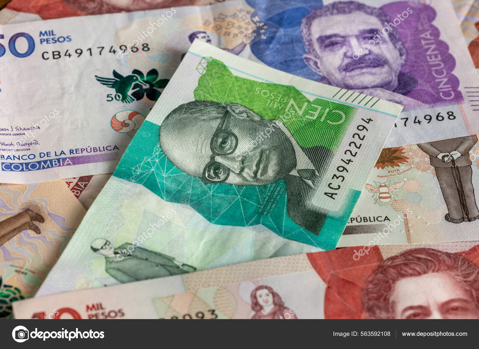 哥伦比亚货币散落在桌上的哥伦比亚比索——图库图片© rochu_2008 #563592108