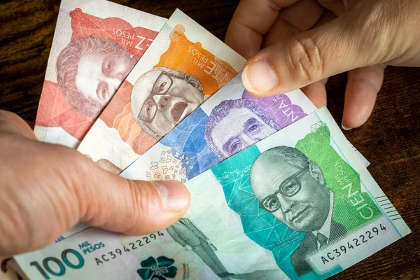 Dinero Colombiano Muchos Billetes Pesos Entregados Otra Persona — Foto de Stock