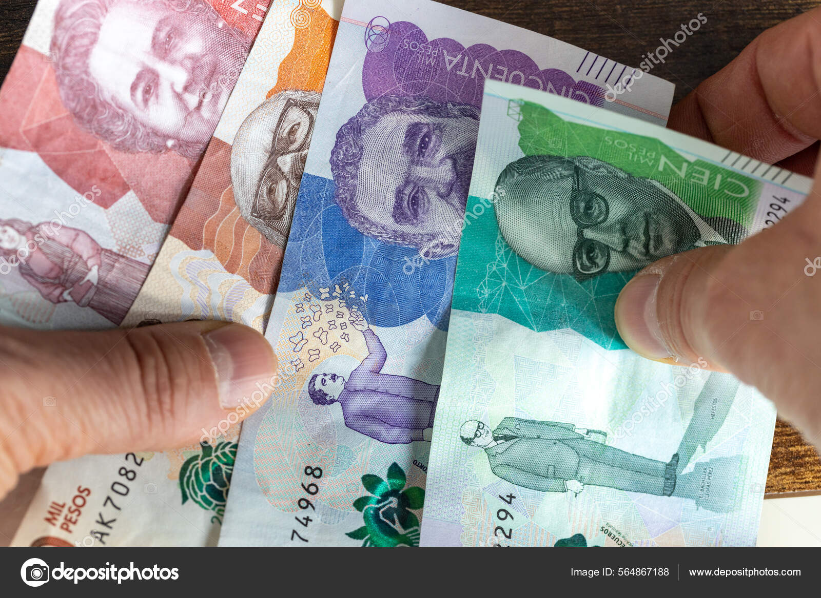 哥伦比亚比索各种面值的纸钞——图库图片© rochu_2008 #564867188