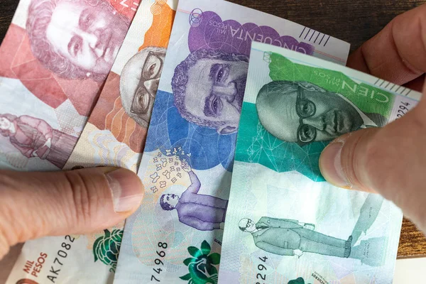 Колумбійські Песо Банкноти Різних Номіналів — стокове фото
