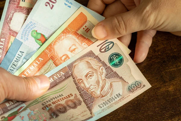 Гроші Гватемали Багато Банкнот Кетцала Передані Іншій Людині — стокове фото