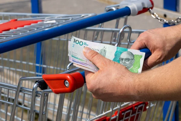 Bevásárlókosár Egy Szupermarketben Kolumbia Peso Kézben Tartva Infláció Fogalma Megélhetési — Stock Fotó