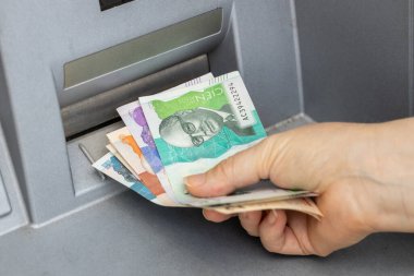 Kolombiya pesoları ATM 'den çekildi, en yüksek banknotlar, enflasyonla ilgili ekonomik konsept ve artan yaşam maliyeti