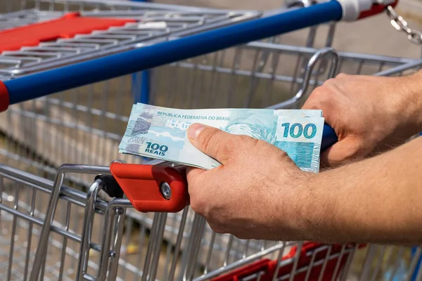 Cesta Compras Supermercado Dinero Brasileño Manos Concepto Inflación Compras Más — Foto de Stock