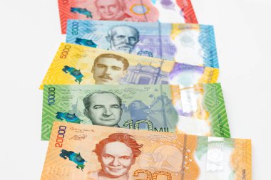 Kosta Rika parası, Colones banknotları, hepsi beyaz arka planda.