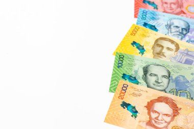 Kosta Rika parası, Colones banknotları, hepsi beyaz arka planda.