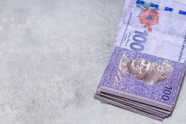 Malezya 'nın Büyük Para Dosyası, Yüz Halkalı Banknotlar, Ekonomik ve İş Geçmişi, metin için boşluk 