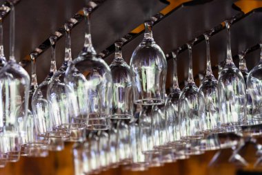 Restoranın tavanından sarkan çok sayıda parlak bardak. 