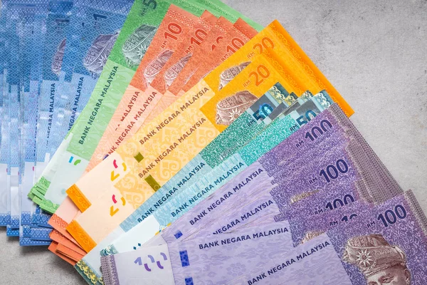 Malezya parası masaya yayıldı, tüm halka banknotlar, konsept, iş ekonomisi 
