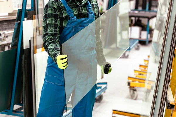 Vitrier Porte Une Vitre Dans Ses Mains Usine Verre — Photo