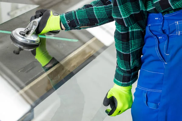 Ein Spezialist Einem Glasunternehmen Entfernt Eine Große Glasscheibe Vom Tisch — Stockfoto