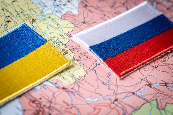 Flagi Rosji Ukrainy Tle Mapy Granicy Obu Krajów Konflikt Między — Zdjęcie stockowe