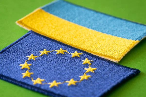 Koncepcja Przystąpienia Ukrainy Unii Europejskiej Ukraińska Flaga Narodowa Obok Symbolu — Zdjęcie stockowe