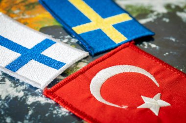 Finlandiya ve İsveç bayraklarının yanındaki Türk bayrağı Kuzey Atlantik Paktı 'nın bir üyesi ile katılmak isteyen adaylar arasındaki siyasi çatışma kavramı