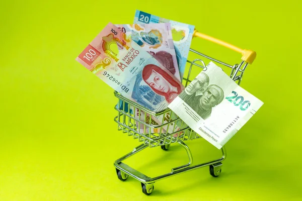Meksika Parasıyla Küçük Bir Alışveriş Arabası Satın Alma Konsepti Ekonominin — Stok fotoğraf