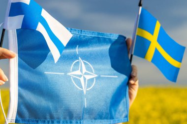 19 Mayıs 2022 'de, her iki ülkenin de Kuzey Atlantik İttifakı' na katılması için sosyal destek kavramı olan NATO, Finlandiya ve İsveç 'in bayraklarını taşıyan genç bir kadın,