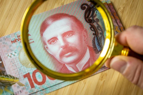 Dinheiro Nova Zelândia Notas 100 Dólares Espalhadas Sobre Mesa Lupa — Fotografia de Stock