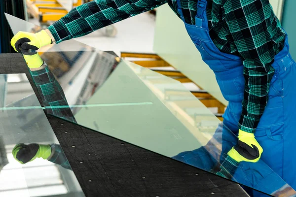 Glazer Plaatst Een Ruit Een Gespecialiseerde Tafel Werken Een Glasfabriek — Stockfoto
