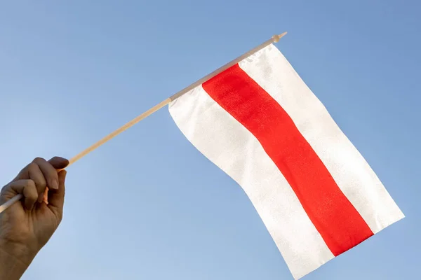 Флаг Свободной Беларуси Держащийся Руках Против Неба Символ Оппозиции Стране — стоковое фото