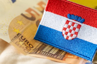 Hırvatistan bayrağı, Avrupa Birliği 'nin tek para biriminin arka planına, Hırvatistan' ın Euro bölgesine katılması kavramına karşı