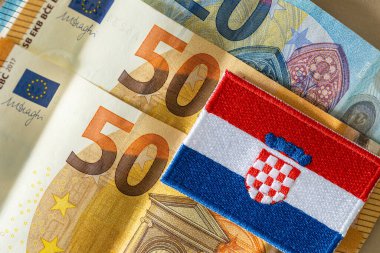 Hırvatistan bayrağı, Avrupa Birliği 'nin tek para biriminin arka planına, Hırvatistan' ın Euro bölgesine katılması kavramına karşı