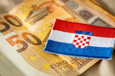 Hırvatistan bayrağı, Avrupa Birliği 'nin tek para biriminin arka planına, Hırvatistan' ın Euro bölgesine katılması kavramına karşı