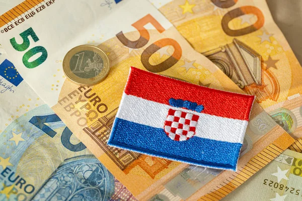 Hırvatistan bayrağı, Avrupa Birliği 'nin tek para biriminin arka planına, Hırvatistan' ın Euro bölgesine katılması kavramına karşı