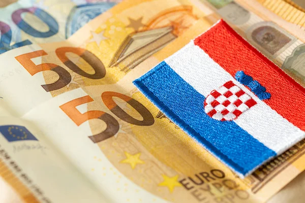 Hırvatistan bayrağı, Avrupa Birliği 'nin tek para biriminin arka planına, Hırvatistan' ın Euro bölgesine katılması kavramına karşı