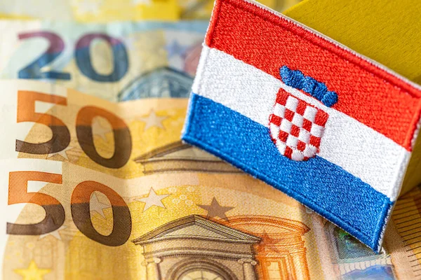 Hırvatistan bayrağı, Avrupa Birliği 'nin tek para biriminin arka planına, Hırvatistan' ın Euro bölgesine katılması kavramına karşı