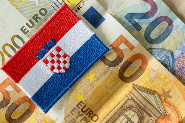 Hırvatistan bayrağı, Avrupa Birliği 'nin tek para biriminin arka planına, Hırvatistan' ın Euro bölgesine katılması kavramına karşı