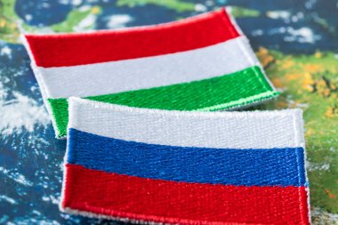 Rusya ve Macaristan bayrağı, her iki ülkenin ittifakı ve Avrupa Birliği politikasının engellenmesi kavramı.