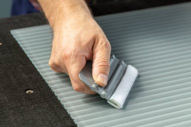 Camı dekoratif folyoyla kaplayın.